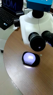 Um microscópio dental com câmera instalar na cadeira odontológica de equipamentos odontológicos