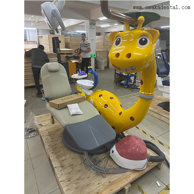 Cadeira odontológica pediátrica em formato de girafa com tela LCD interativa