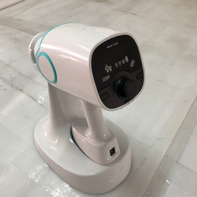 A mão dental portátil leva a máquina de X Ray para o sensor de Digitas