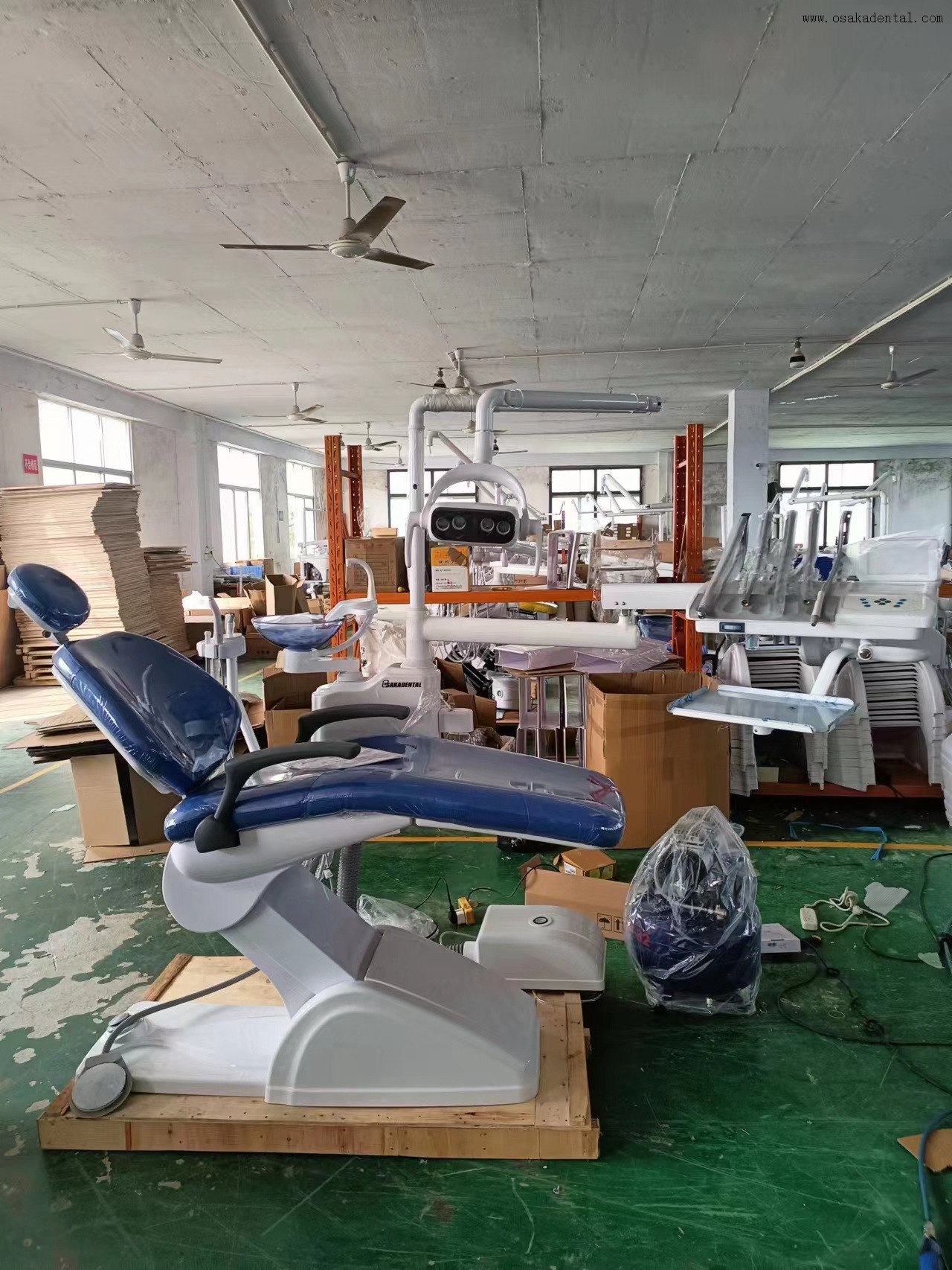 Unidade de cadeira odontológica montada DC-500: Design ergonômico com luz integrada e sistema de entrega 