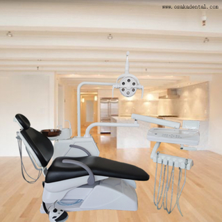 Unidade de cadeira dentária de cor preta com peça de mão dentária e banquinho dentista para clínica odontológica