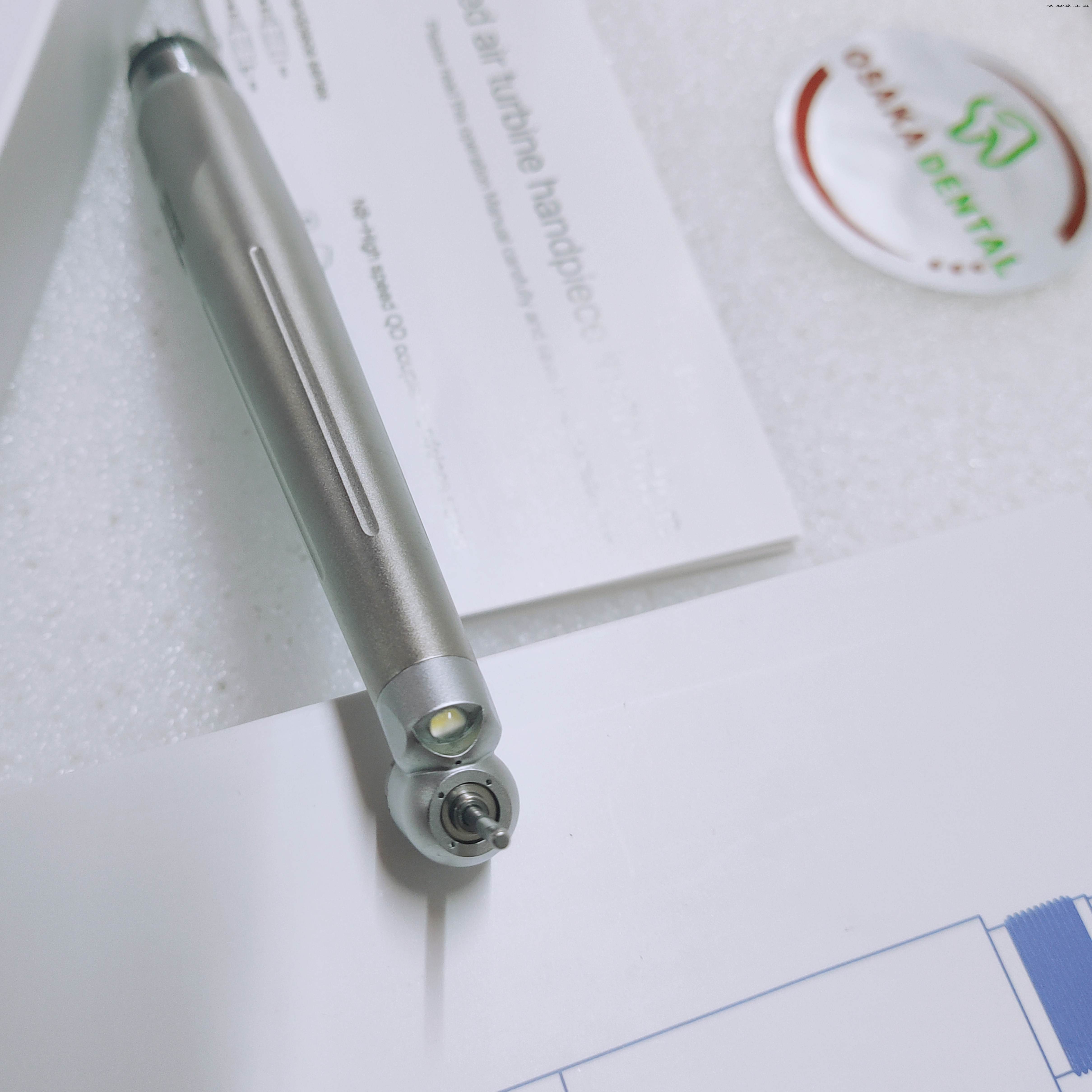 Peça de mão dentária contra-ângulo de 45 graus com aderência ergonômica para acesso posterior ao dente