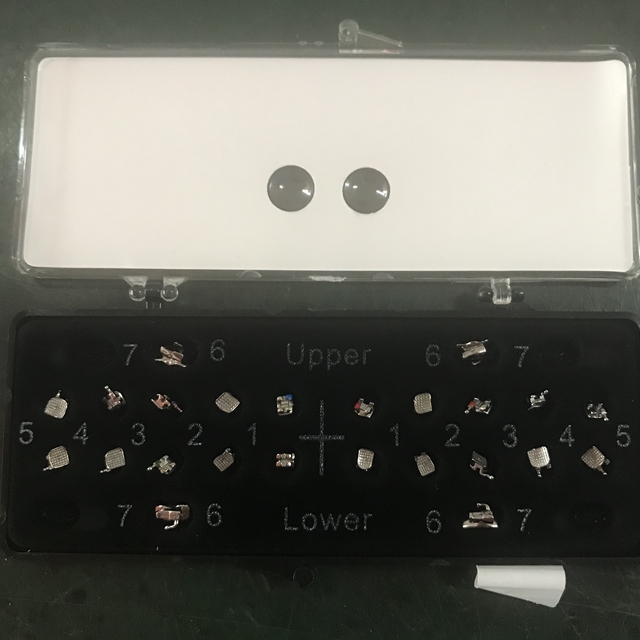 Suporte ortod&ocirc;ntico de metal dental com tubo bucal molar conjunto completo.