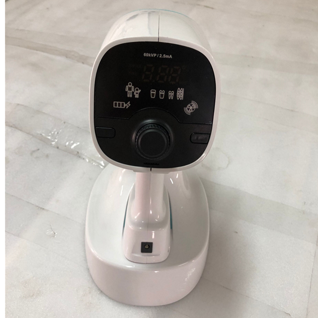 A mão dental portátil leva a máquina de X Ray para o sensor de Digitas