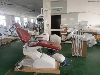 Cadeira odontológica LED ajustável com estofamento antimicrobiano para higiene clínica