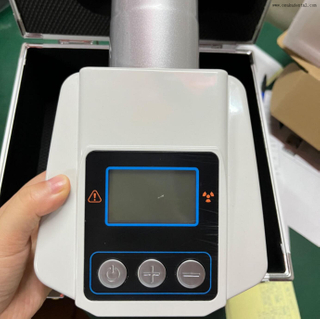 Única mão segurando a unidade periapical dentária de raio X de alta frequência 