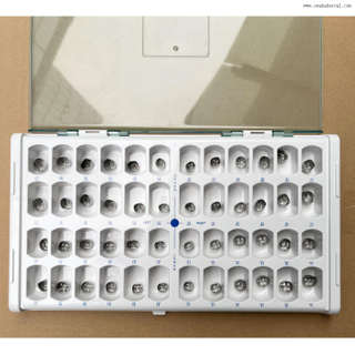 Clínica odontológica usa coroa de dentes de aço inoxidável para adultos 