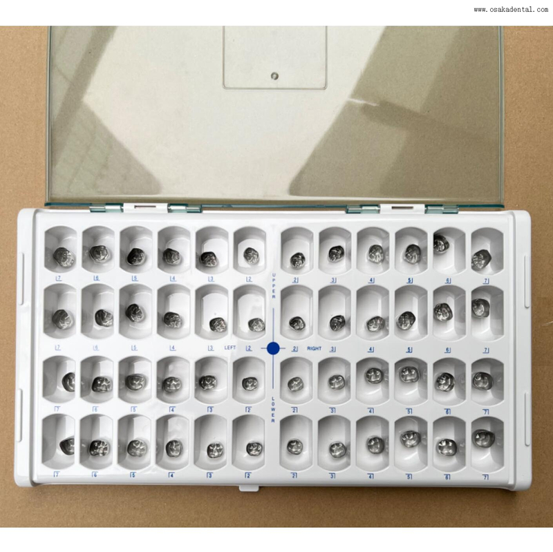 Clínica odontológica usa coroa de dentes de aço inoxidável para adultos 