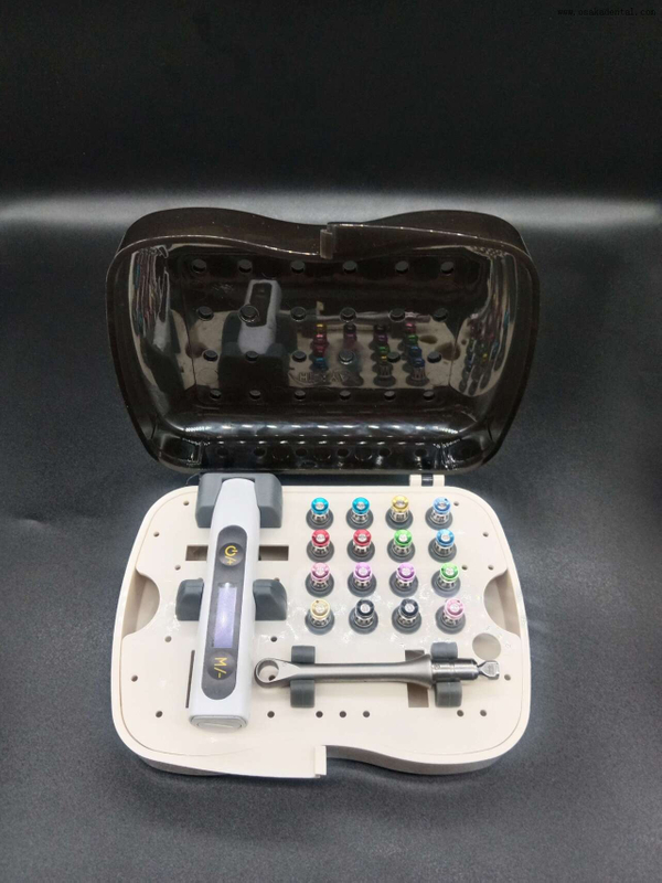 Chave para implante dentário com ferramentas