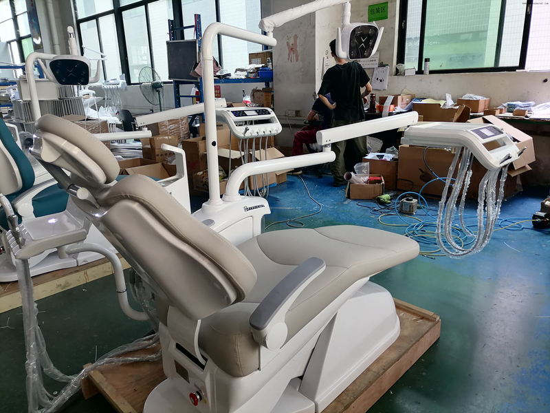 Cadeira odontológica ajustável ergonômica com luz LED e sistema hidráulico