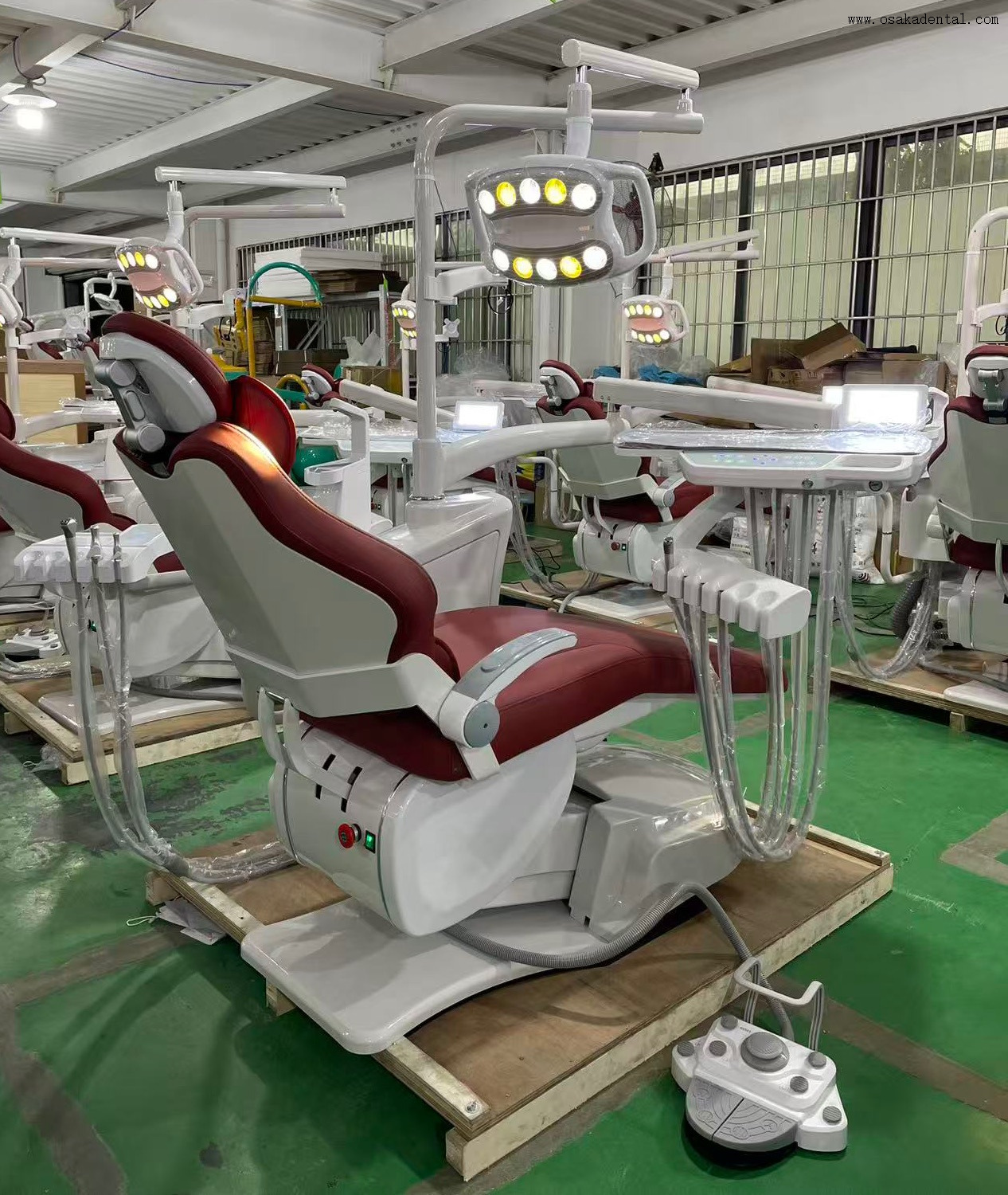 Cadeira odontológica avançada com posicionamento de memória integrado e pedal multifuncional