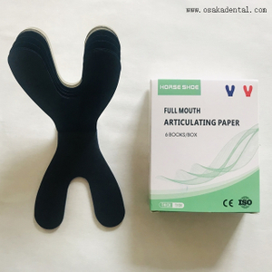 Nova boca cheia articulando papel azul e vermelho