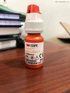 Adesivo universal SingleBond – solução em uma etapa para colagem dentária confiável