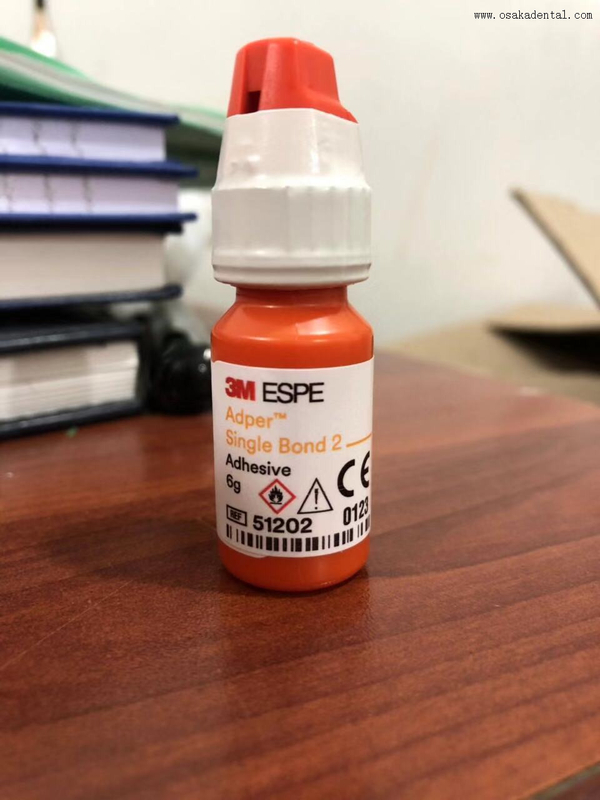 Adesivo universal SingleBond – solução em uma etapa para colagem dentária confiável