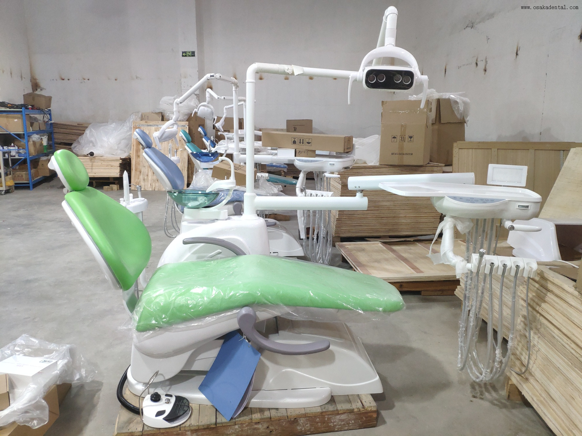 Unidade de cadeira odontológica resistente com design ergonômico para procedimentos clínicos avançados