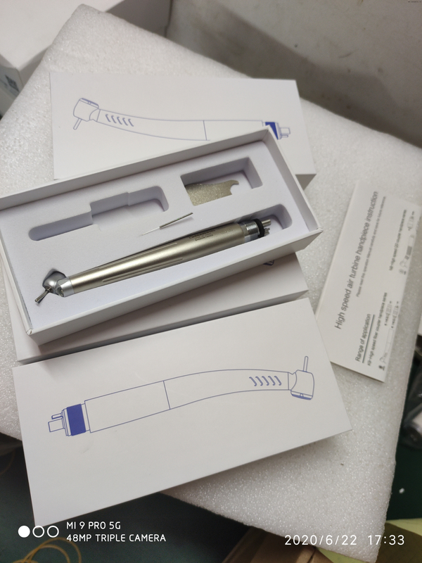 Peça de mão dentária contra-ângulo de 45 graus com aderência ergonômica para acesso posterior ao dente