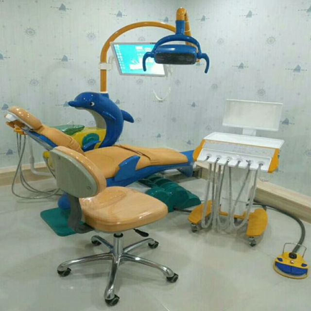 Desenhos animados ador&aacute;veis ​​dos desenhos animados crian&ccedil;as da cadeira dent&aacute;ria para crian&ccedil;as.