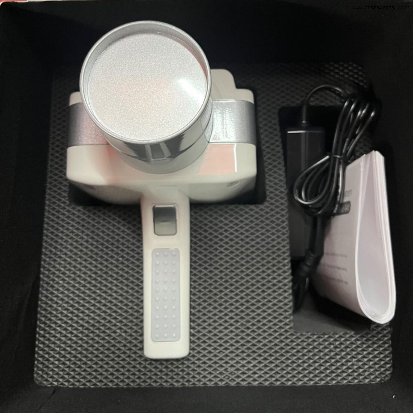 Única mão segurando a unidade periapical dentária de raio X de alta frequência 