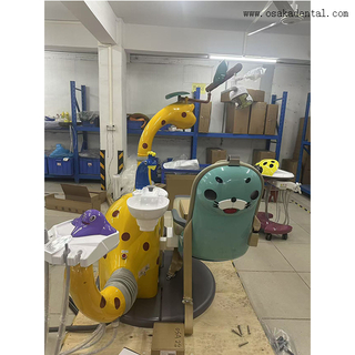 Cadeira odontológica pediátrica em formato de girafa com tela LCD interativa