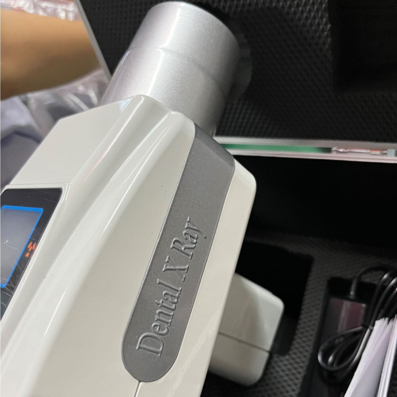 Única mão segurando a unidade periapical dentária de raio X de alta frequência 