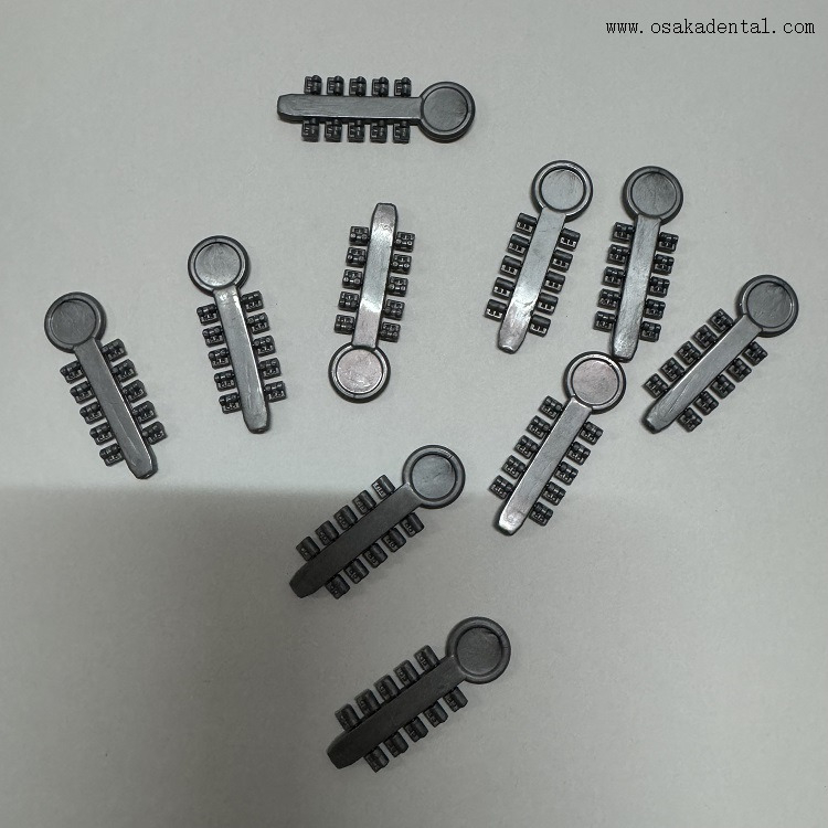 A rotação ortodôntica dental cunha a cunha de borracha elástica alta