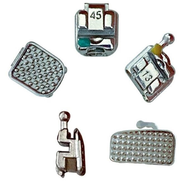 Suporte de metal ortod&ocirc;ntico dental auto-ligante.