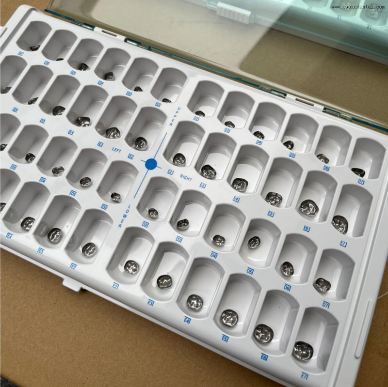 Clínica odontológica usa coroa de dentes de aço inoxidável para crianças