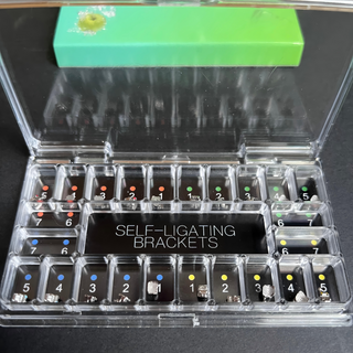 Braquete Autoligável Monobloco em Clínica Odontológica