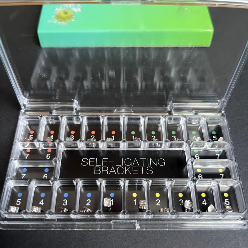 Braquete Autoligável Monobloco em Clínica Odontológica