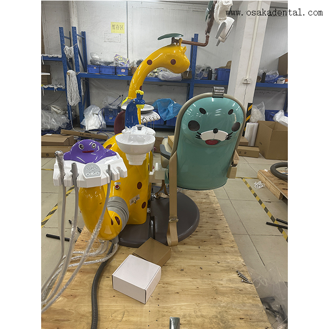 Cadeira odontológica pediátrica em formato de girafa com tela LCD interativa