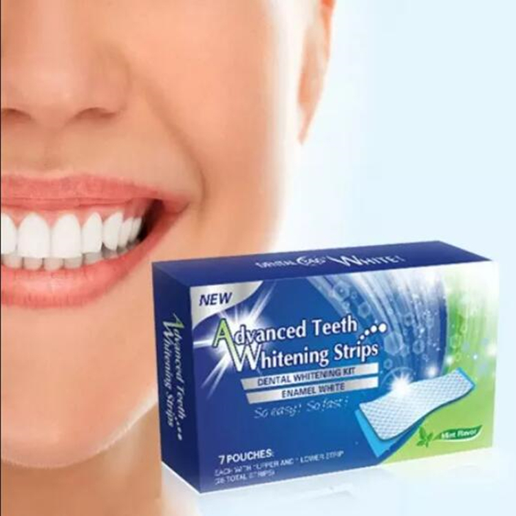 Um clareamento dental de dentes tiras branqueamento de dente mais branco