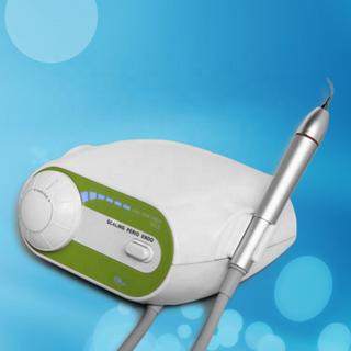 Um scaler ultra-sônico dental mais barato com handpiece claro do diodo emissor de luz