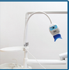 A unidade de clareamento dental de cor branca pode ser instalada na unidade odontológica e pode ser instalada na mesa
